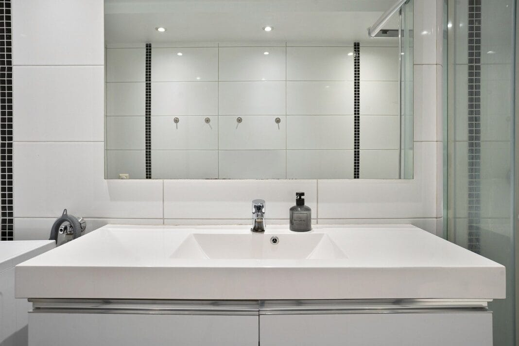 bathroom-8442783_1280