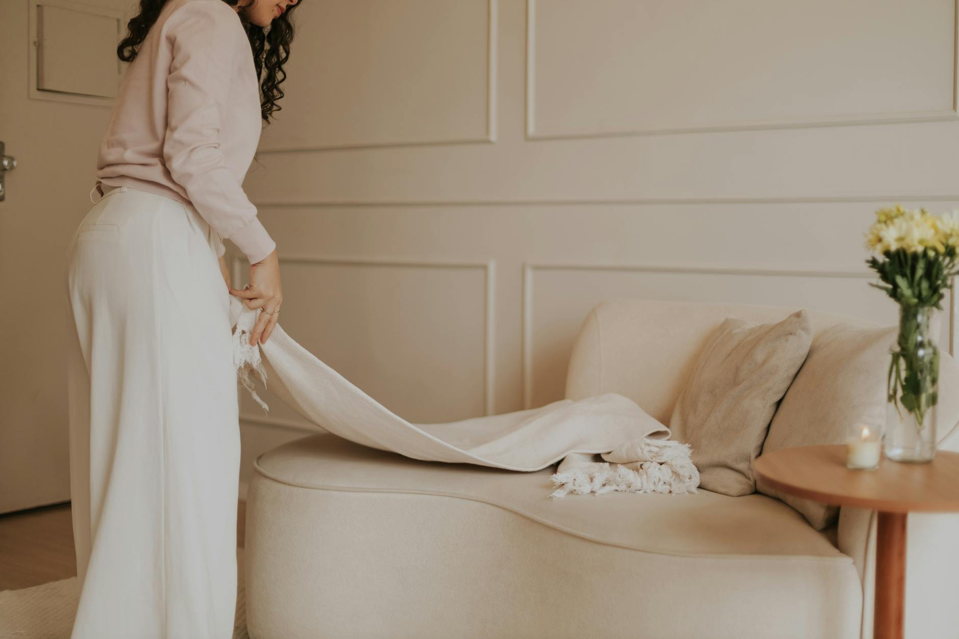 Jasny, minimalistyczny salon z pastelowymi dodatkami w stylu cottagecore Jasny, minimalistyczny salon z pastelowymi dodatkami w stylu cottagecore