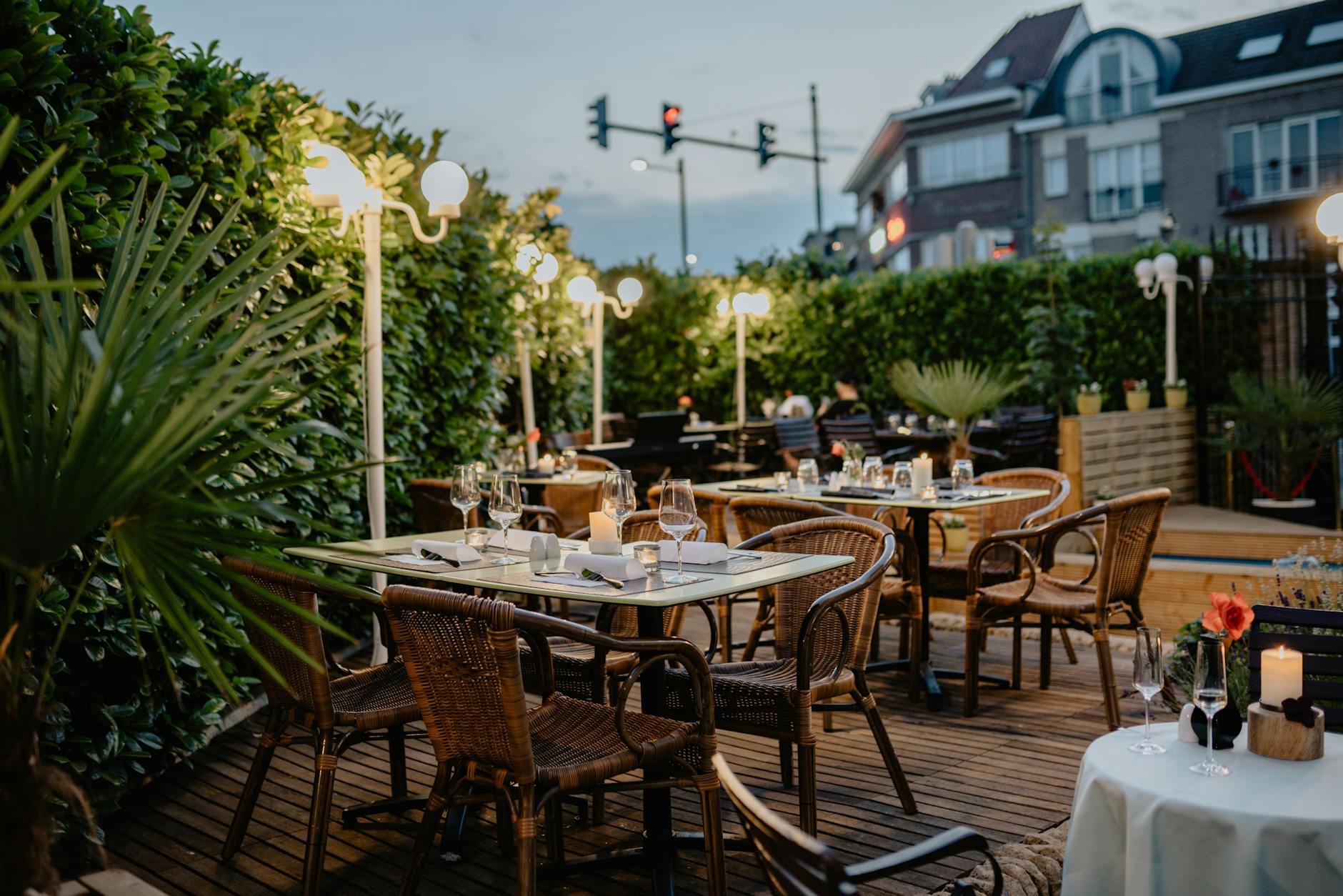 Przytulny taras restauracji oświetlony ciepłymi lampami o zmierzchu