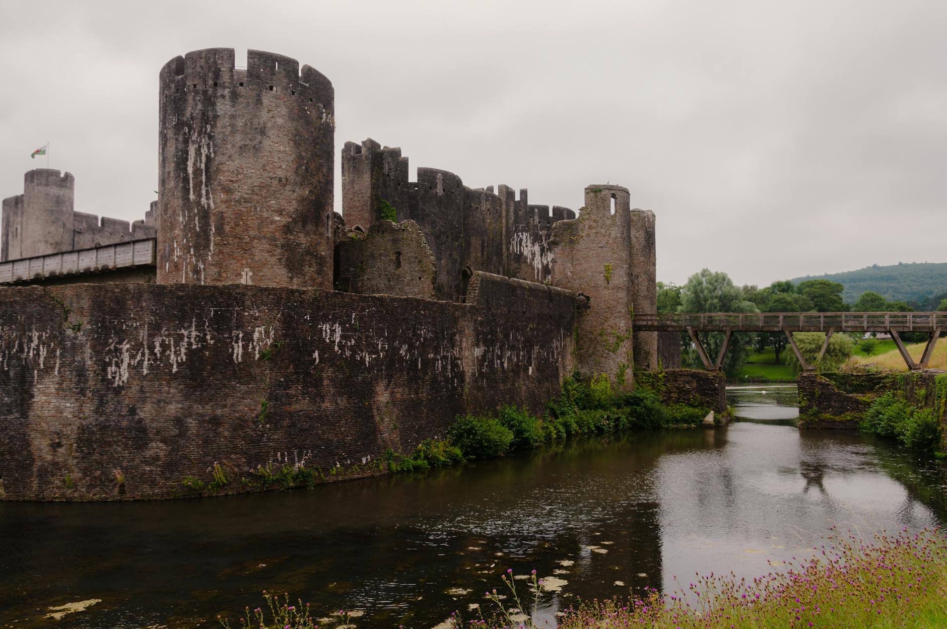Średniowieczny zamek Caerphilly z kamienia otoczony fosą